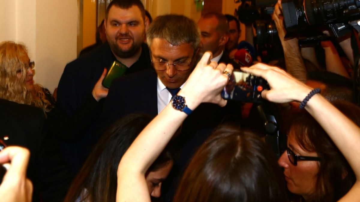 Делян Пеевски остава депутат в българския парламент (СНИМКИ)