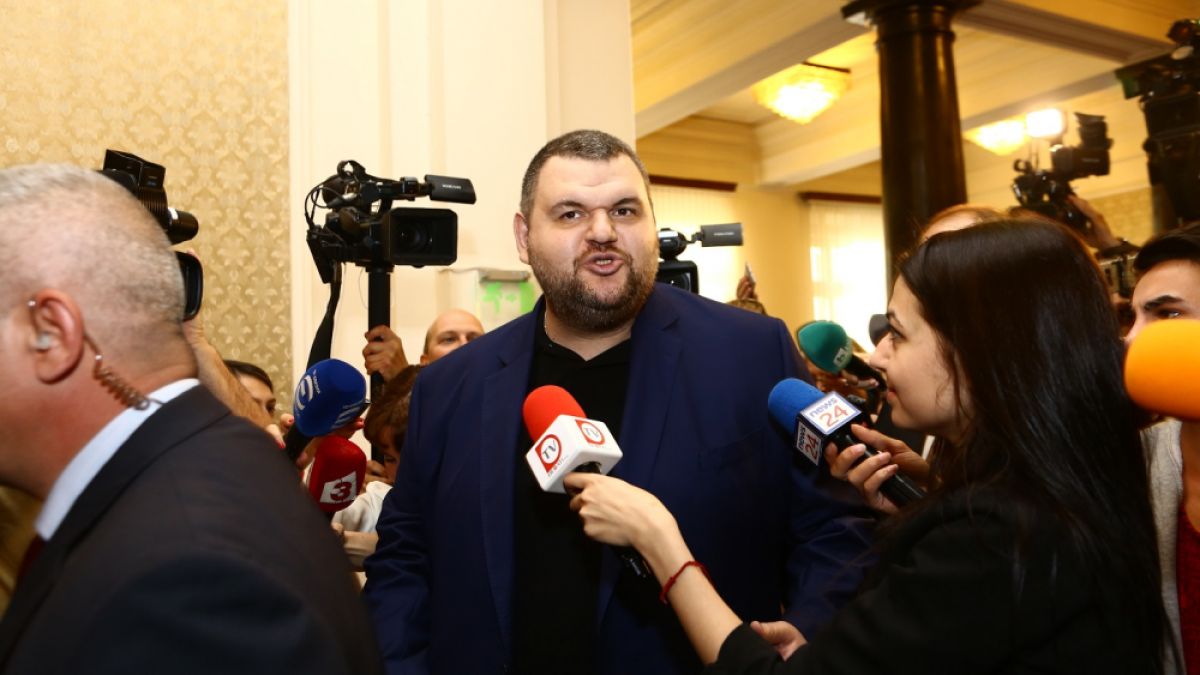 Пътуващият цирк на Цветан Василев с протестна клоунада срещу Пеевски