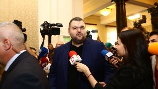 Пътуващият цирк на Цветан Василев с протестна клоунада срещу Пеевски