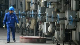 Запасите и производството на петрол свалиха цената с 10% в последните девет дни