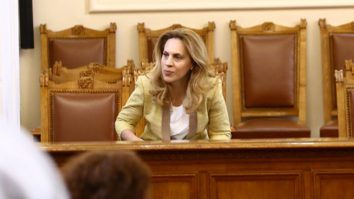 Министърката на туризма: Българи, заповядайте на нашето море и нашите планини!