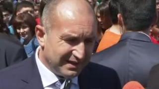 Радев с призив от Кърджали към политиците, Деси Радева с подарък