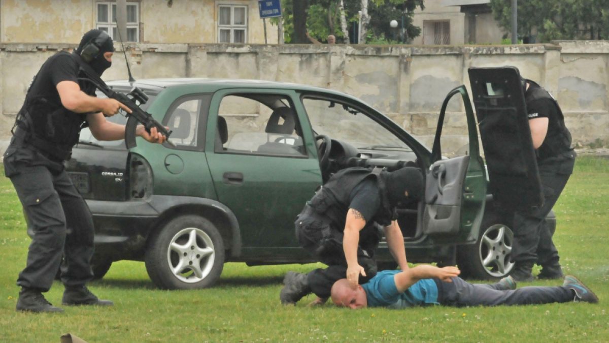 Страшно! Три деца в болница след взрив на граната в Силистра (СНИМКИ)