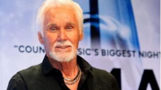 Легендарен кънтри певец е приет в болница