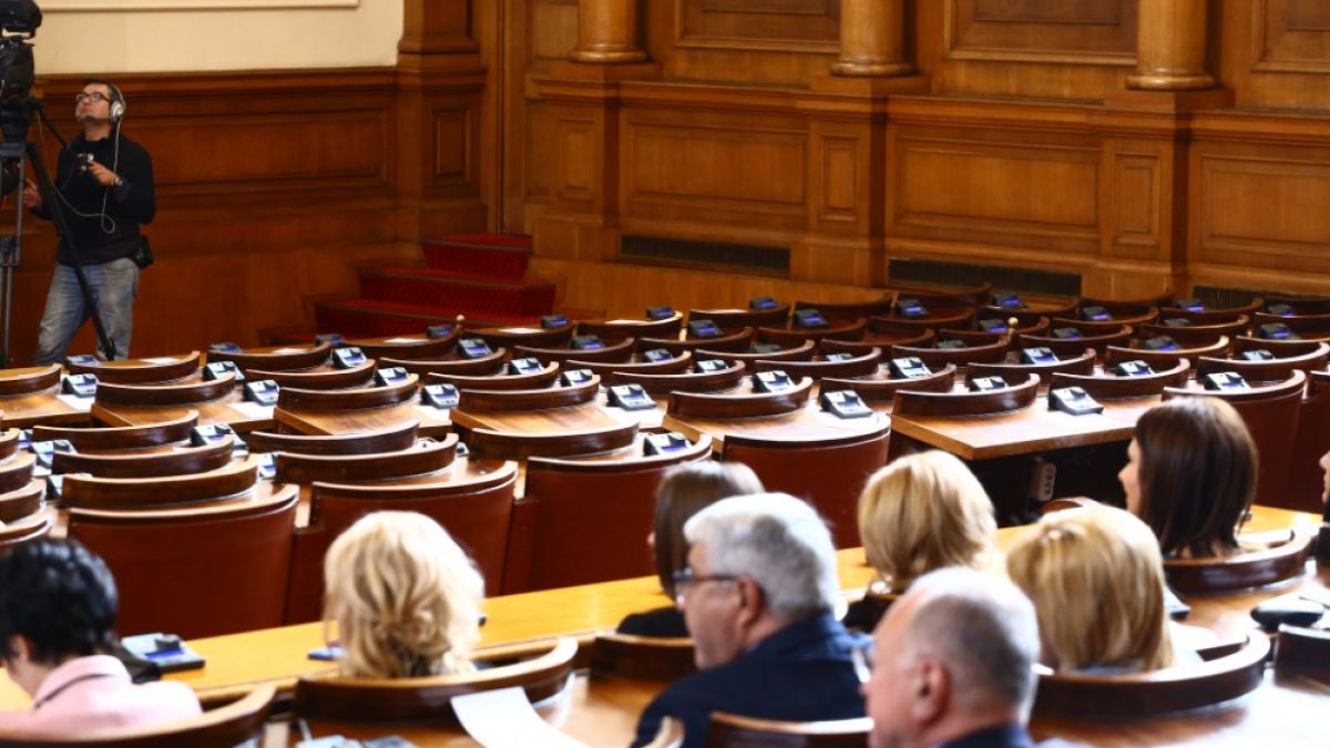 Депутатите на работа за последно преди дългата ваканция