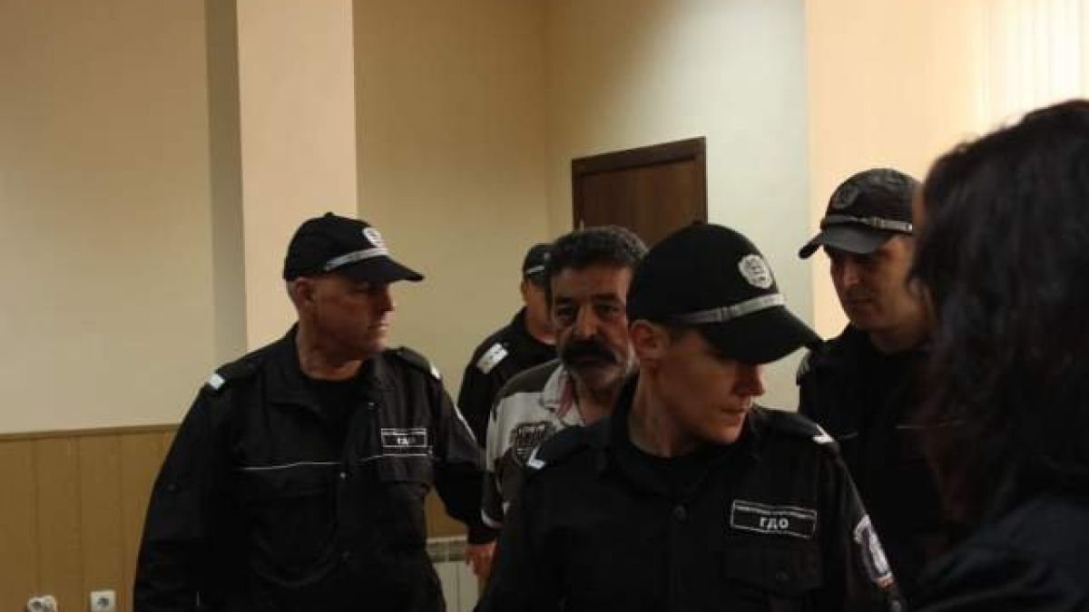 Фермерът, убил крадлив циганин, проплака: Подпалиха ме, изкормиха кравите - искат да...