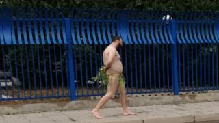 Шок! Чисто гол мъж шашардиса минувачи край летище София (СНИМКА 18+)