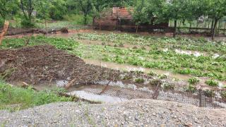 Река Гюрля не спира да бушува, Средногорово е под вода (СНИМКИ/ВИДЕО)