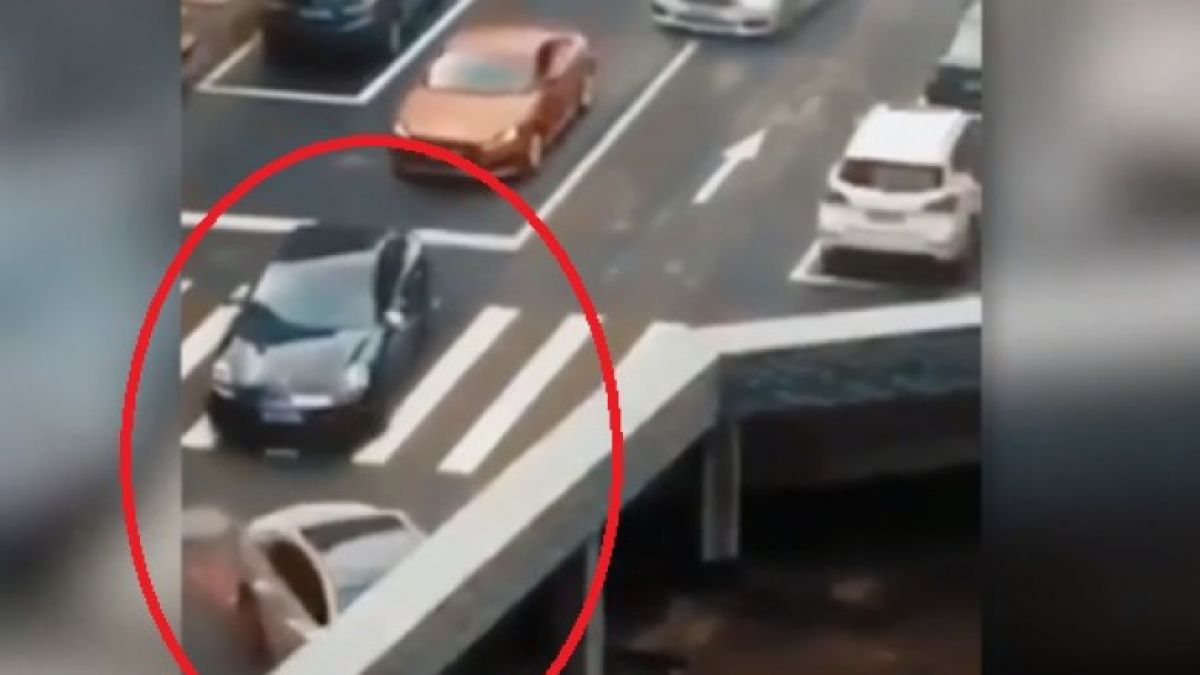  ВИДЕО от "Омагьосания мост" с изчезващи коли пощури мрежата