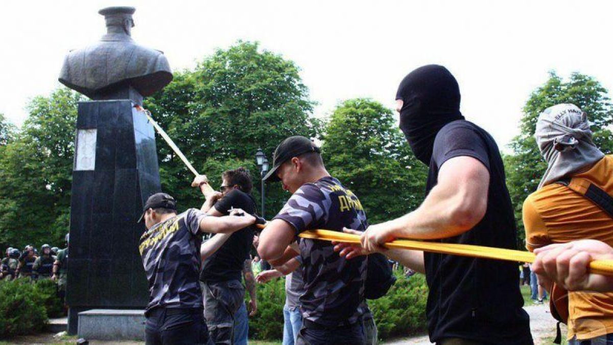Тълпа неонацисти смело потроши паметник на маршал Жуков в Харков (ВИДЕО)