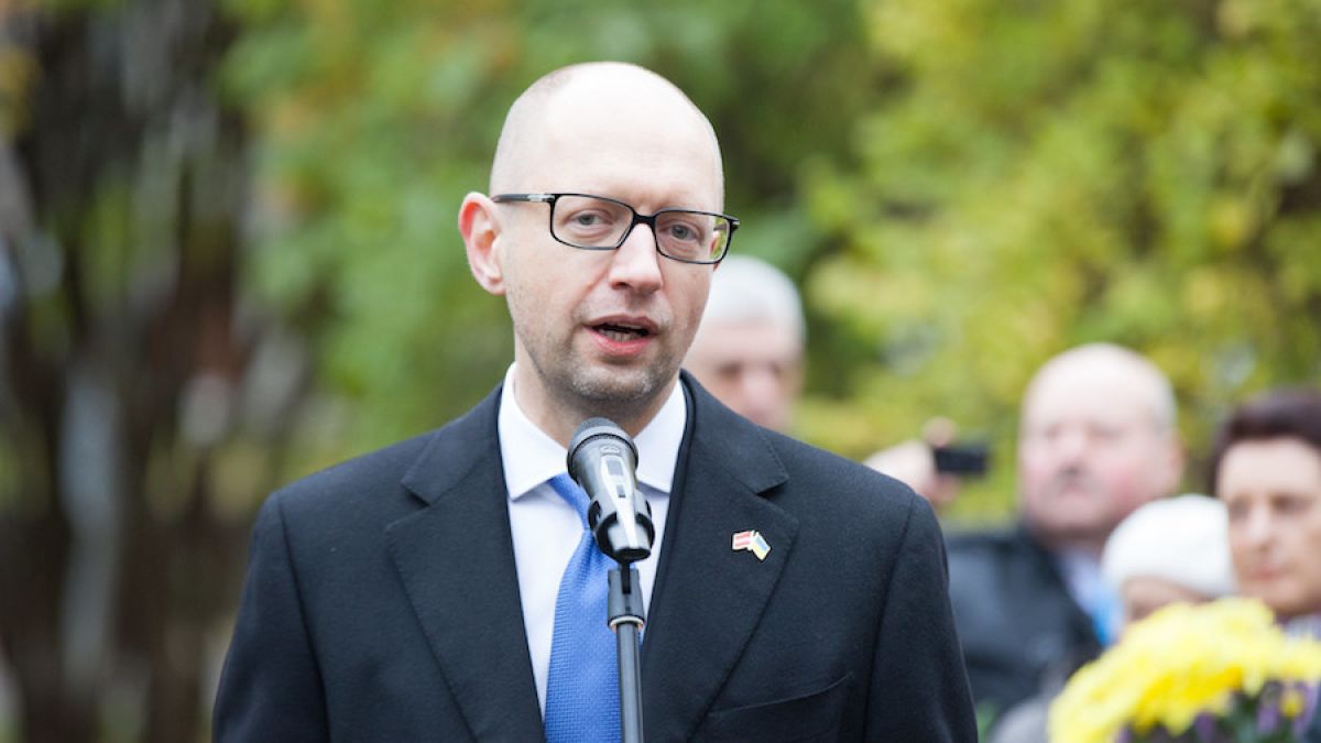 Бившият украински премиер Яценюк избяга от страната
