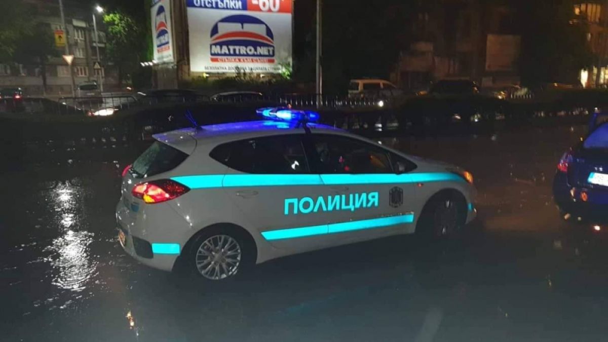 400 полицаи и пожарникари се хвърлиха срещу водната стихия в Пловдив