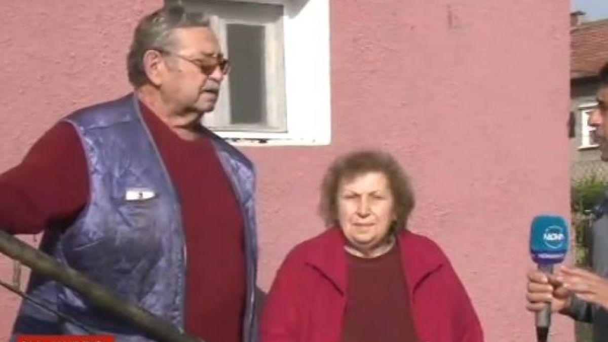 Къща на пенсионери, поразена два пъти от гръм нощес, стана на прах и пепел (СНИМКИ/ВИДЕО)