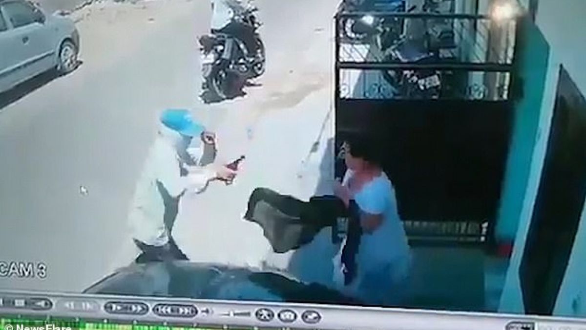 Бандит с пистолет се опита да обере жена, но попадна на грешния човек.... (ВИДЕО)  
