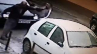 Циганин налетя на бой на пенсионер в Радомир заради нелепа причина (ВИДЕО)