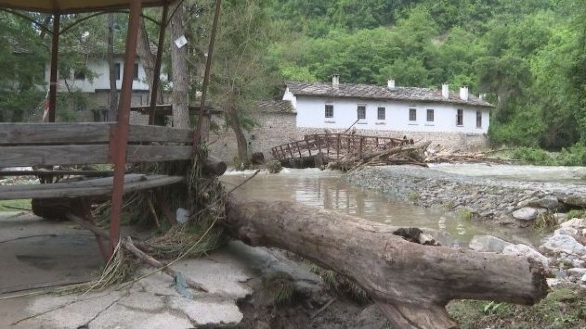 Воден кошмар! Наводненията разрушиха моста при Дряновския манастир 