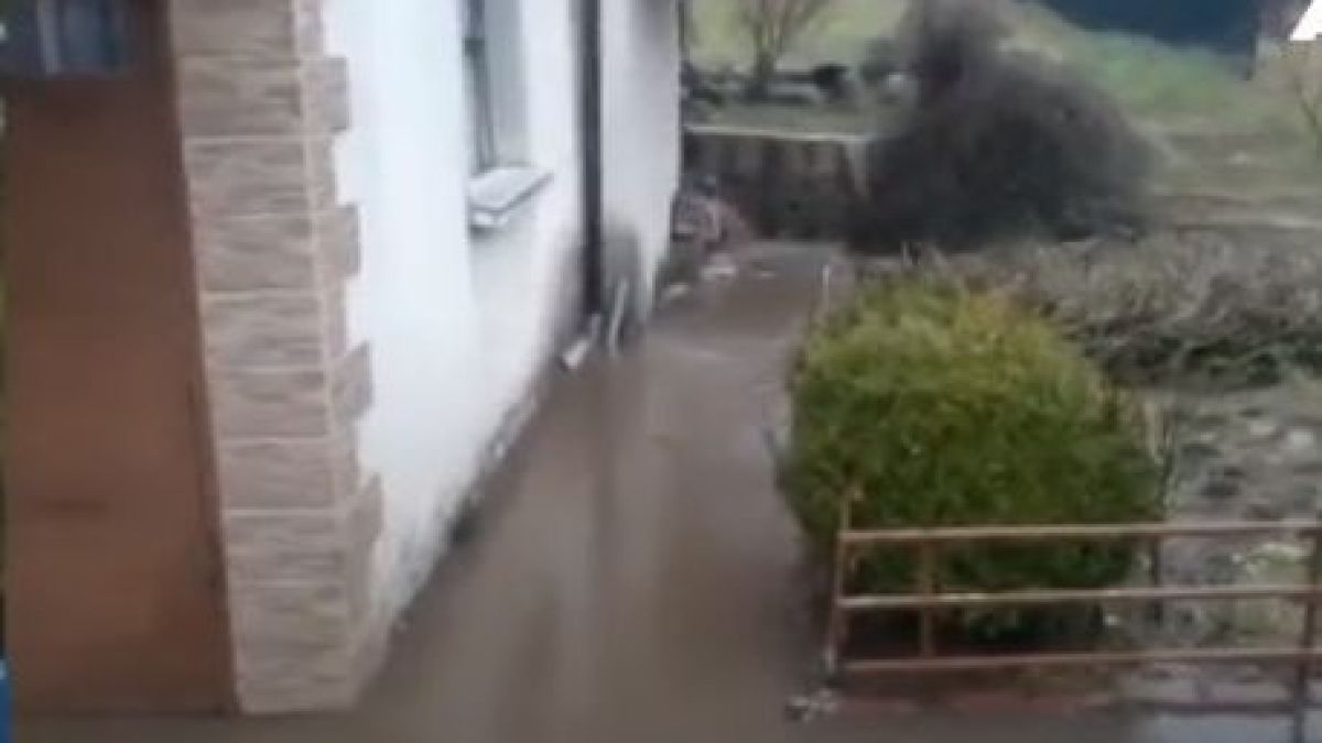 Дворове и къщи във Владая се превърнаха в басейни  