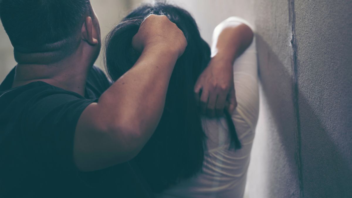 Пловдивчанин преби зверски майка си, счупи ѝ ръката