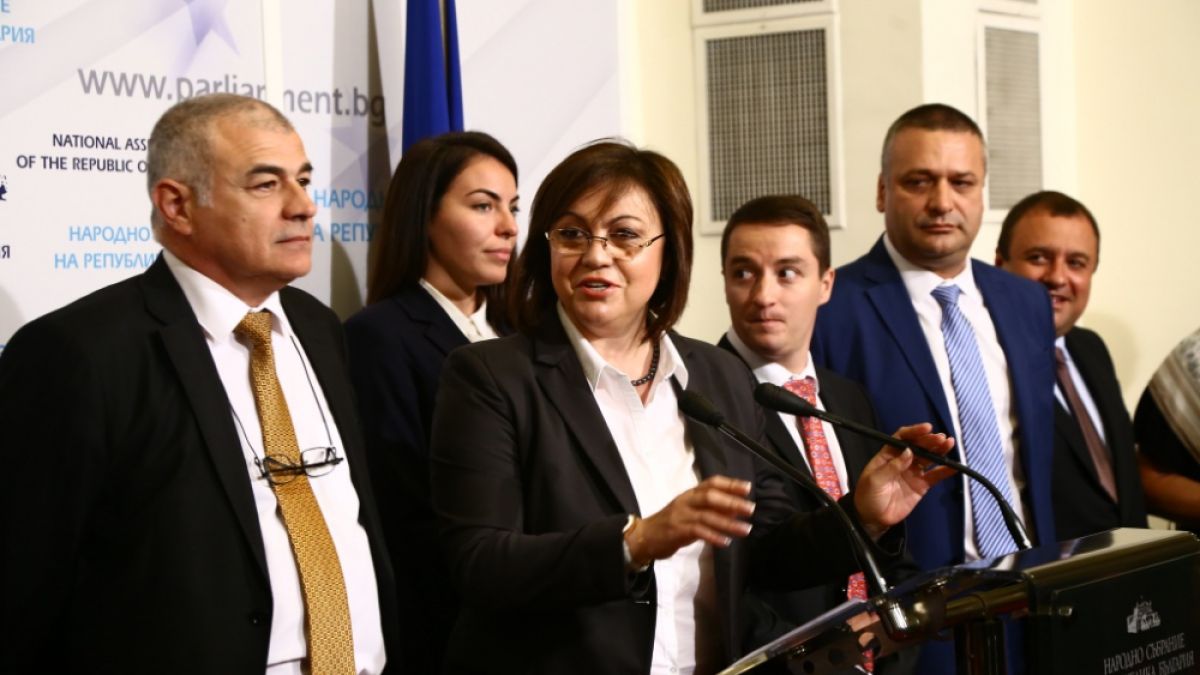 Нинова захапа Борисов: Бившият член на БКП раздава през прозореца на джипа си пари!