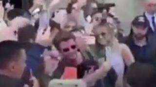 Шок! Фен хвана Майли Сайръс за косата, целуна я и ... (ВИДЕО)