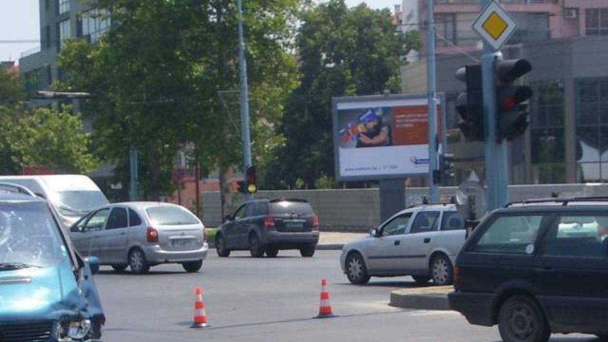 Адско меле в Пловдив! Автобус удари кола, тя полетя и стана още още по-страшно