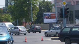 Адско меле в Пловдив! Автобус удари кола, тя полетя и стана още още по-страшно