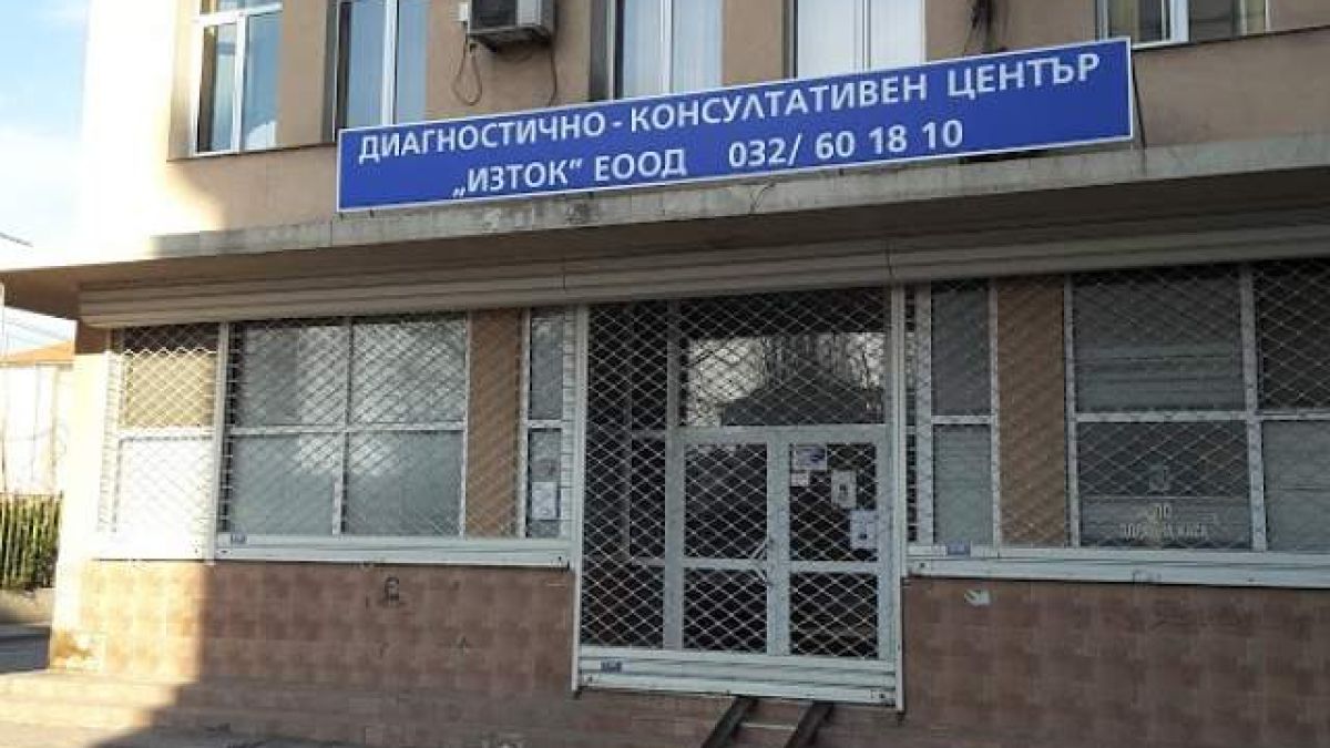 Тумба жени от "Столипиново" пребиха гинеколожка в кабинета ѝ