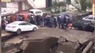 Зловещи КАДРИ: Мост се срути, повличайки коли в реката