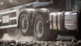 Защо ТИР-овете карат често с вдигнати задни колела?