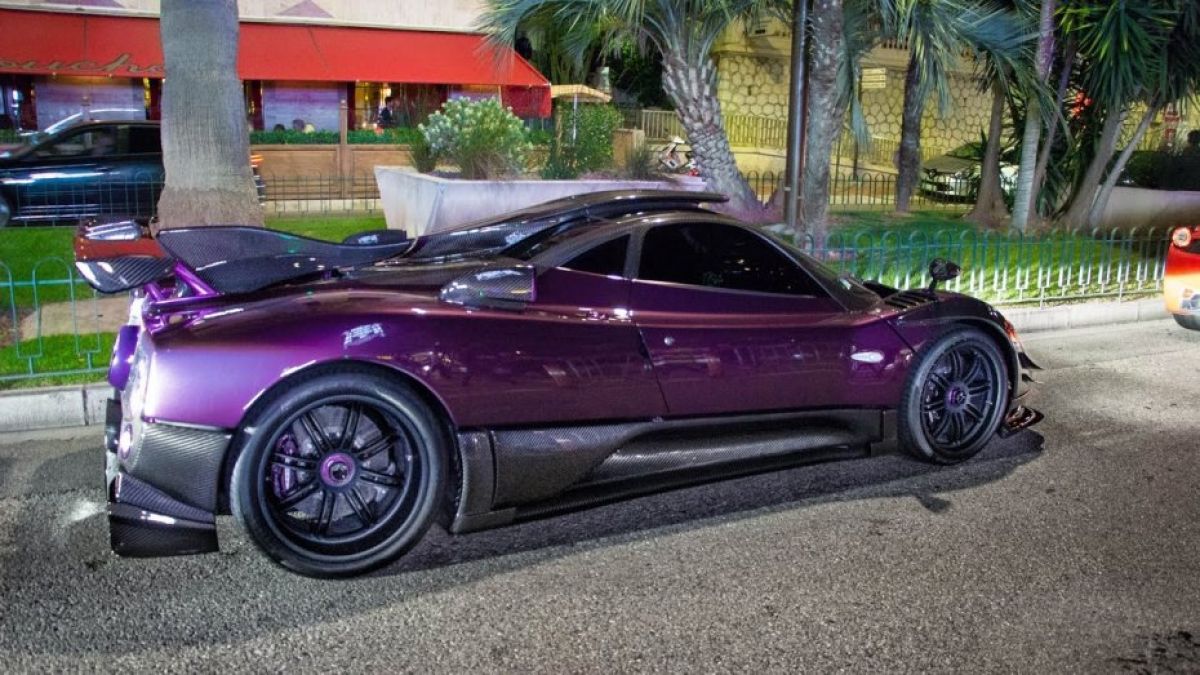 Впечатляващо! Люис Хамилтън подкара по улиците своя Pagani Zonda (СНИМКИ/ВИДЕО)