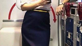 Стюардеса лесбийка от “Ryanair” и любовницата ѝ пребити в автобус в Лондон (СНИМКИ 18+)