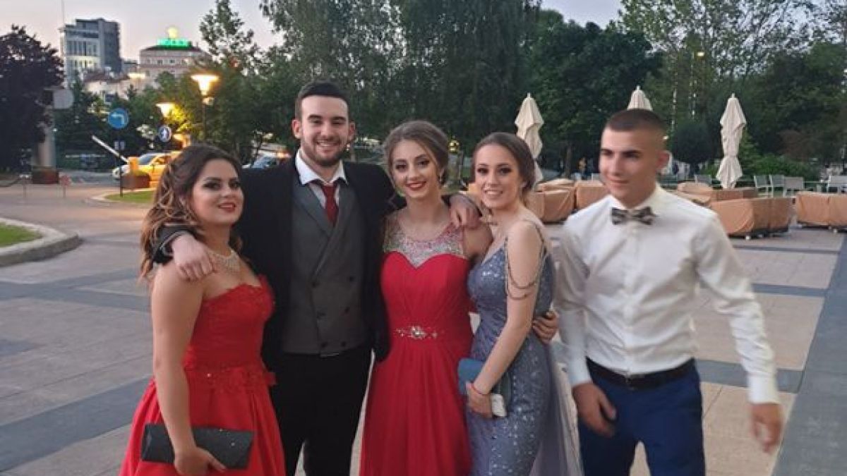 Не е за вярване кой е този красавец и какво общо има със Сашка Васева! (СНИМКИ)