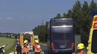 Ад в Германия! Автобус с ученици катастрофира тежко, има много ранени деца (ВИДЕО)