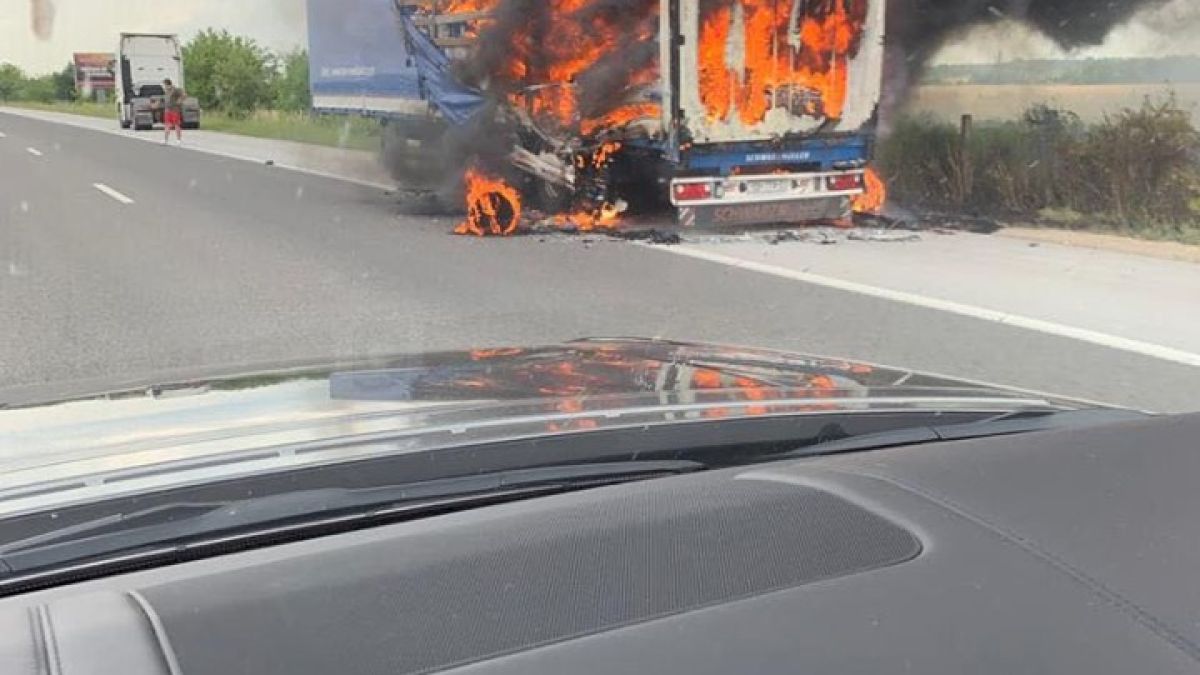 На АМ „Тракия” е страшно! Черни облаци дим се издигат над аутобана (НОВИ СНИМКИ)