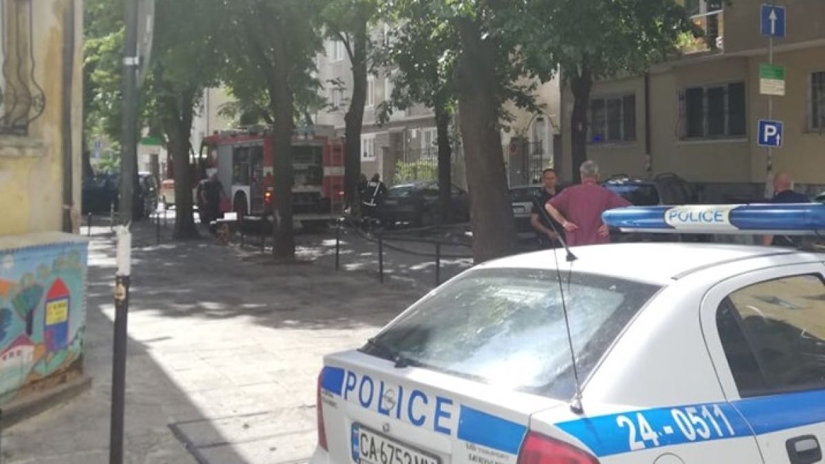 Само в БЛИЦ! Огнен ад като на кино в центъра на София, вадят хора през прозорците (СНИМКИ)