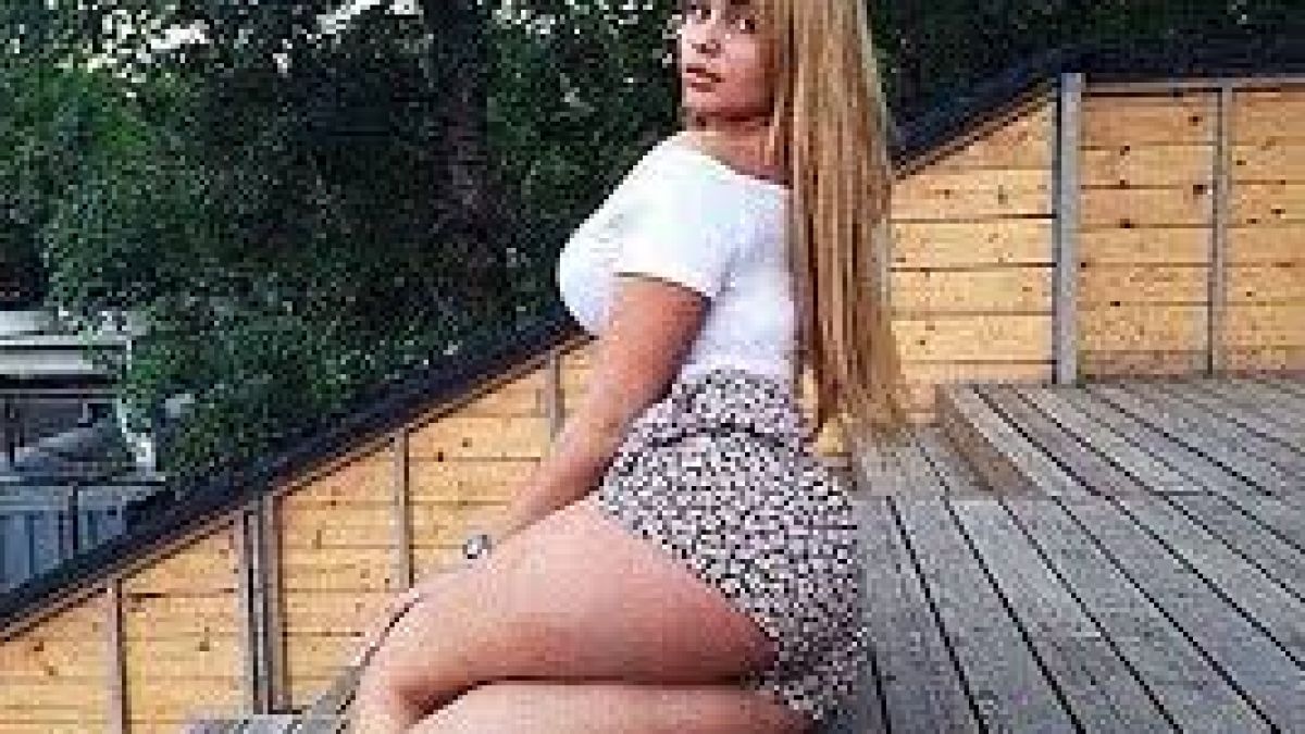 Горещо! Руската Ким Кардашиян позира без сутиен пред луксозен "Ролс Ройс" (СНИМКА)