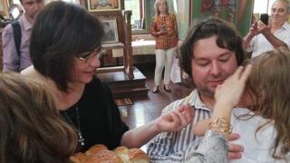 Корнелия Нинова се похвали: Едно прекрасно семейство избра ние с Митко да... 