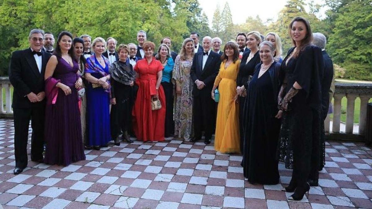 Симеон ІІ посрещна гости със синя кръв в двореца "Врана" (СНИМКИ)