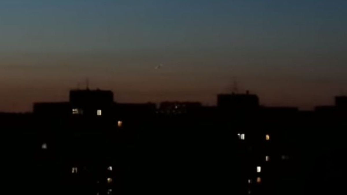 Мъж излезе на балкона и се хвана за главата от видяното в небето (ВИДЕО)