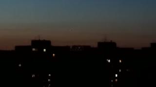 Мъж излезе на балкона и се хвана за главата от видяното в небето (ВИДЕО)