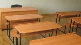Единични чинове, камина в кабинета по химия и още екстри за родните ученици