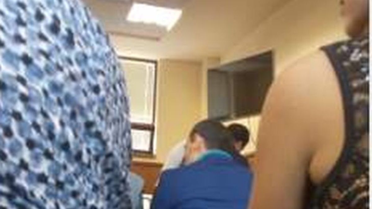 Ральо Ралев със смокинг и маратонки в съда