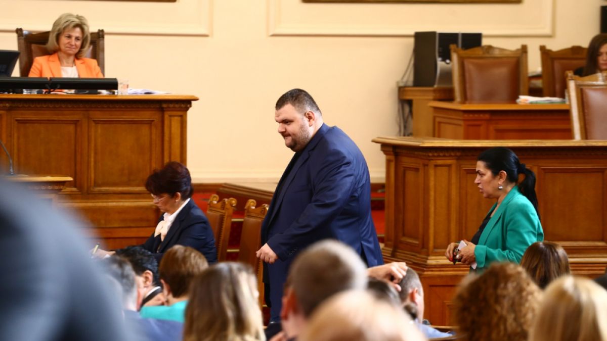 Пореден жест: Делян Пеевски дари 44 000 лева на учени от БАН, работещи по лек срещу COVID-19