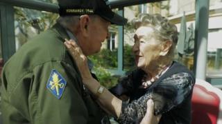 Вечна любов: Ветеран от Денят "Д" среща своята любима след 75 години 