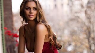 Красавица с пищна гръд показа в мрежата как да се обличаме в горещото време (СНИМКА)