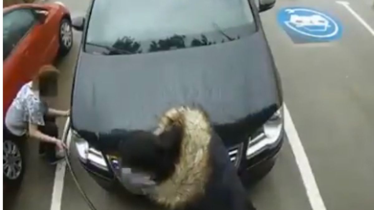 Смях! Жена опита да напомпа гума на "Фолксваген" със зарядно (ВИДЕО)