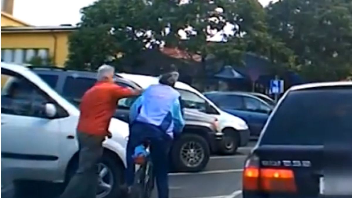 Шофьор наби велосипедист, а после обясни защо го е направил (ВИДЕО)