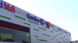 Спешна евакуация във варненски мол, ето какво се случва 