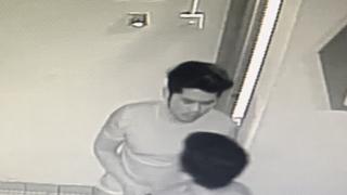 Извратеняк се навря в женската тоалетна с телефон в ръка и... (ВИДЕО)
