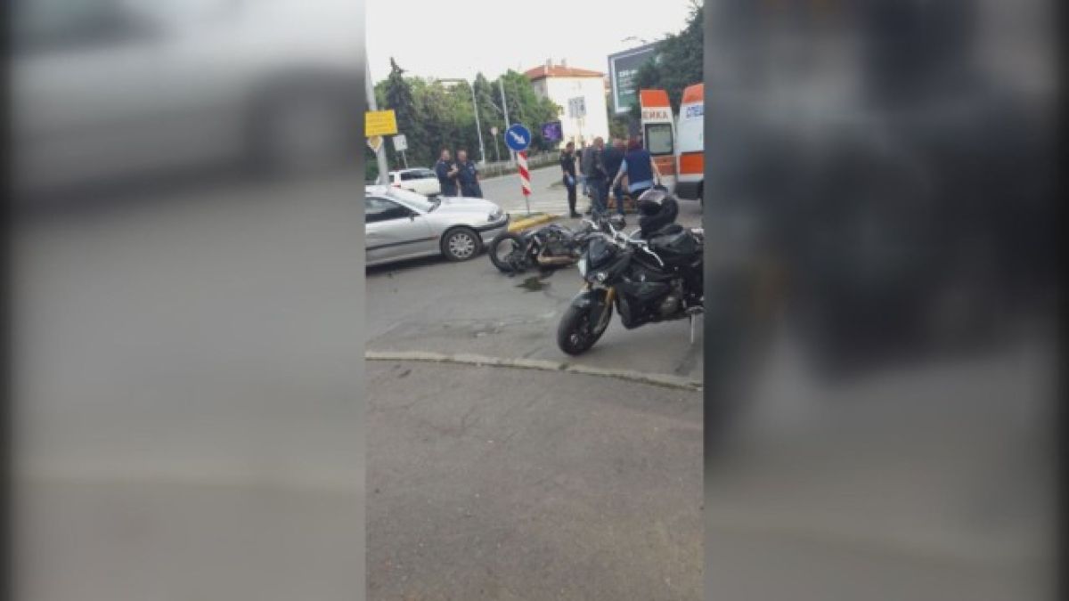 Меле на бул. "България"! Моторист пострада след удар с кола (СНИМКИ)